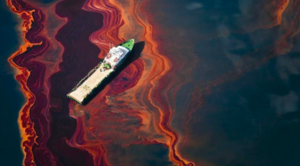 El petróleo se desploma ante temores de exceso de oferta que superan riesgos geopolíticos